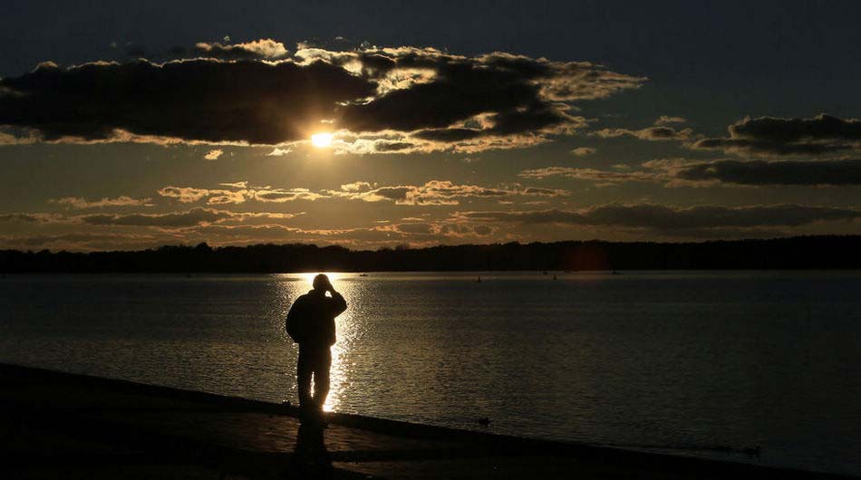A man stands by Tegel lakeside in sunset in Berlin, Germany on October 28. (Xinhua/ Reuters)