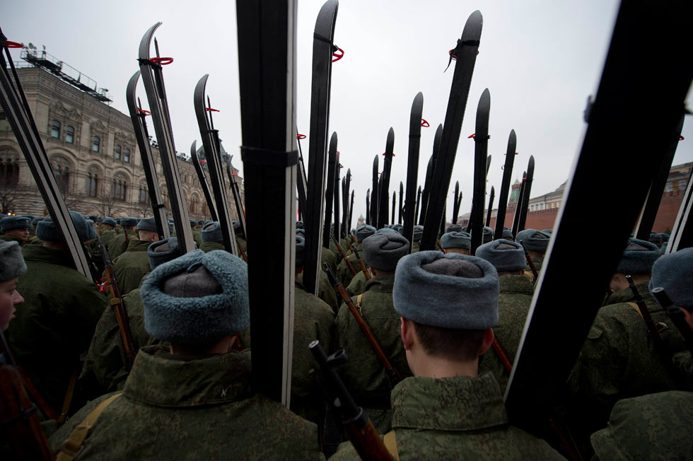 Photo taken on Nov. 2, 2012, shows Russian soldiers are in rehearsal of the military parade marking the 71st anniversary of historical parade in 1941 when Soviet soldiers marched through Red Square to fight against the Nazis during the Second World War. (Xinhua/AFP)