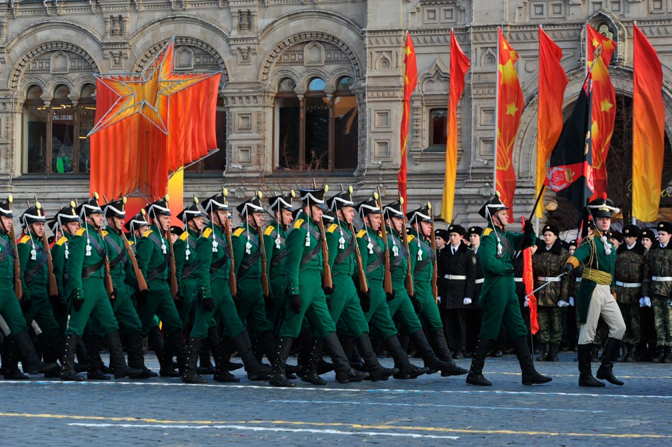 A team of soldiers parades at the Red Square on Nov. 7, 2012, to mark the 71st anniversary of a historical parade in 1941 when Soviet soldiers marched through Red Square to fight against the Nazis during the Second World War. (Photo/Xinhua)