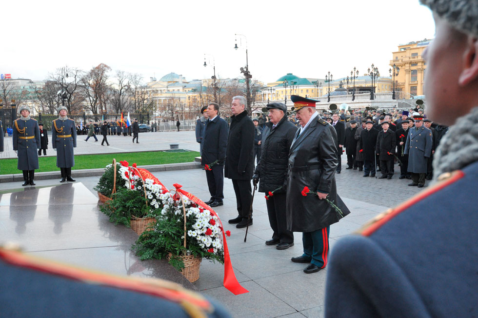 Sergei Sobyanin, mayor of Moscow, and old soldiers of the Second World War lay wreaths to commemorate Marshal Zhukov at the Red Square in Moscow, capital of Russia, on Nov. 7, 2011. A military parade was held on Wednesday to mark the 71st anniversary of a historical parade in 1941 when Soviet soldiers marched through the Red Square to fight against the Nazis during the Second World War. (Photo/Xinhua)