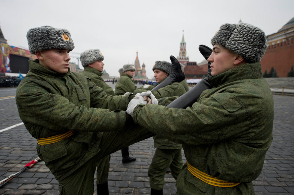 Photo taken on Nov. 2, 2012, shows Russian soldiers are in rehearsal of the military parade marking the 71st anniversary of historical parade in 1941 when Soviet soldiers marched through Red Square to fight against the Nazis during the Second World War. (Xinhua/AFP)
