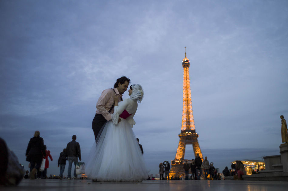 An Egyptian couple embraces and kisses in front of the Eiffel Tower in Paris, France on October 29. (Xinhua/AFP)