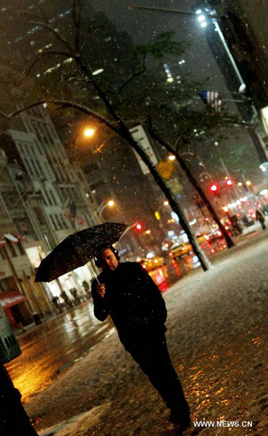 Pedestrians in snow at Rockefeller Center on the 5th Avenue in New York, the United States, Nov. 7, 2012. As New Jersey and New York are still trying to recover from the damage created by Hurricane Sandy, a Nor'easter named Winter Storm Athena dropped snow and rain on the Northeast on Wednesday, also bringing dangerous winds and knocking out power. (Xinhua/Wu Jingdan)  