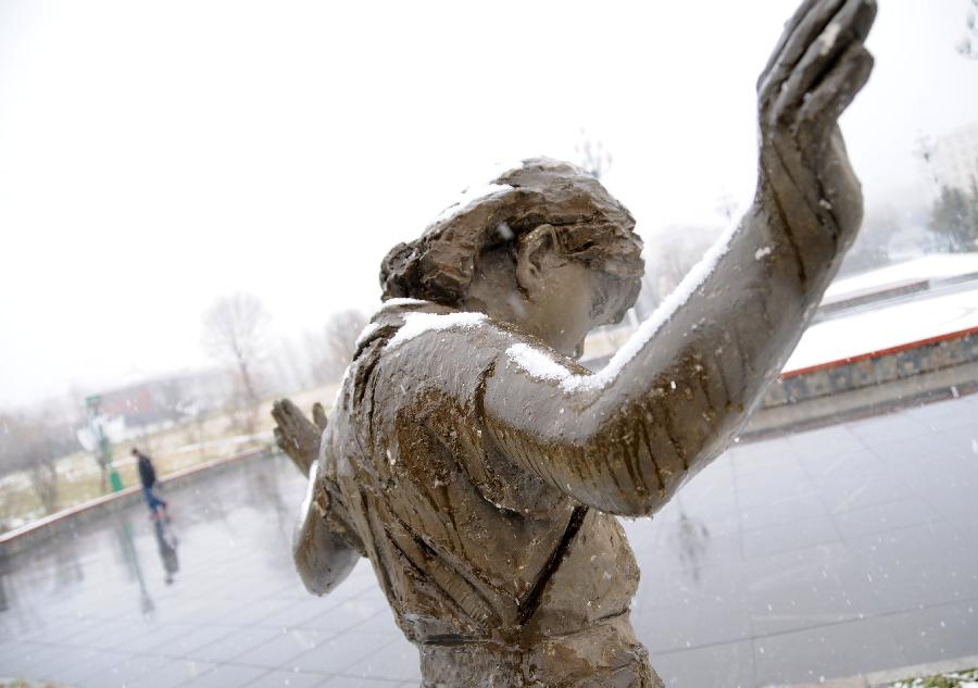 Photo taken on Nov. 8, 2012 shows a sculpture with snow on its surface in a park in Hegang City, northeast China's Heilongjiang Province. Hegang City received small to moderate snowfalls on Thursday. (Xinhua/Wang Kai)