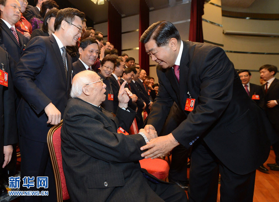Jia Qinglin (R front), shakes hands with Jiao Ruoyu, the oldest delegate to the 18th National Congress of the Communist Party of China (CPC), as Jia joins a panel discussion with Beijing delegation, in Beijing, capital of China, Nov. 8, 2012. The 18th CPC National Congress was opened in Beijing on Thursday. (Xinhua/Liu Jiansheng)