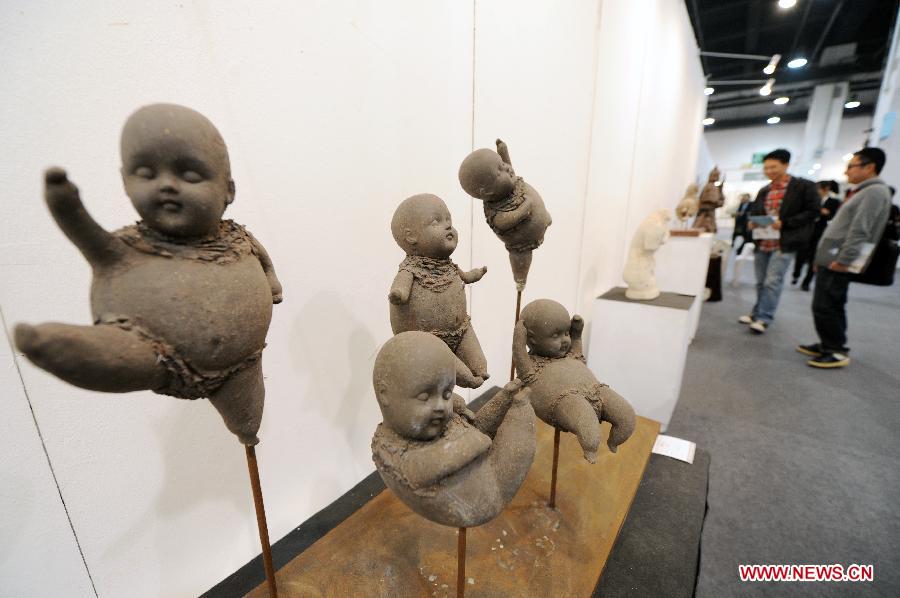 People visit the 15th West Lake Art Fair in Hangzhou, capital of east China's Zhejiang Province, Nov. 8, 2012. The five-day fair, which kicked off on Thursday, attracted more than 200 exhibitors. (Xinhua/Ju Huanzong)