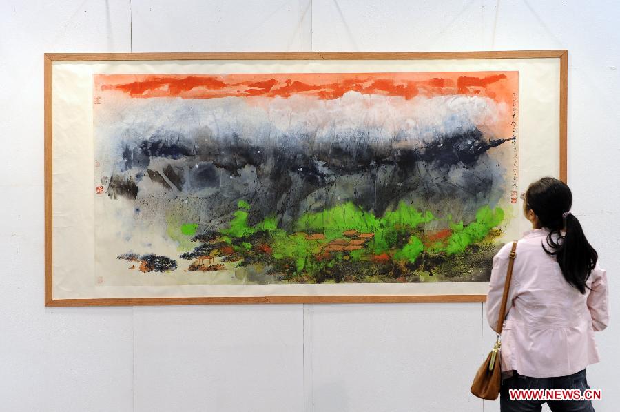 A woman visits the 15th West Lake Art Fair in Hangzhou, capital of east China's Zhejiang Province, Nov. 8, 2012. The five-day fair, which kicked off on Thursday, attracted more than 200 exhibitors. (Xinhua/Ju Huanzong)