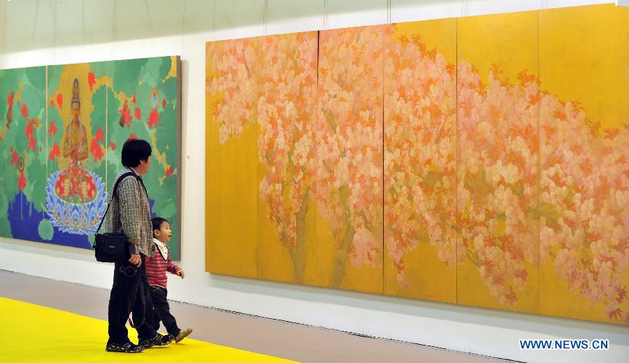 Visitors look at an art work displayed at the exhibiton "Art Taipei 2012" in Taipei, southeast China's Taiwan, Nov. 8, 2102. "Art Taipei 2012" will take place from Nov. 9 to 12 at Taipei World Trade Center, displaying more than 2,000 art works from 150 galleries of 15 countries and regions. (Xinhua/Wu Ching-teng)