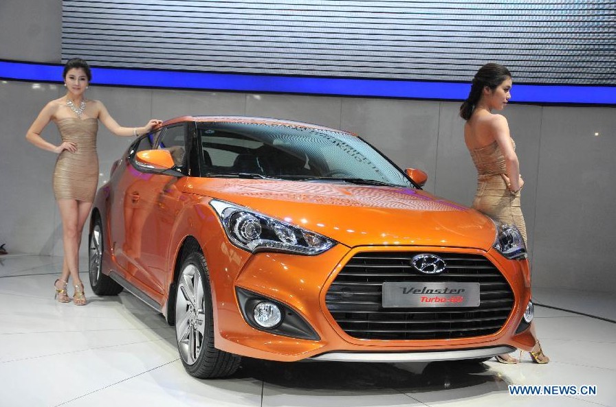 Models present a Hyundai Motor's Veloster car at the 13th International Automobile Industry Exhibition in Hangzhou, capital of east China's Zhejiang Province, Nov. 7, 2012. The five-day exhibition, which kicked off on Wednesday, displays vehicles of 60 brands from both home and abroad. (Xinhua/Zhu Yinwei) 