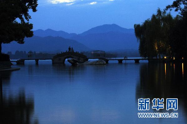No matter the time of year, you can experience a romantic travel destination in Hangzhou, China. The charming surroundings, excellent restaurants and cafes are perfect for romantic walks along the West Lake.(Xinhua/Huang Zongzhi)
