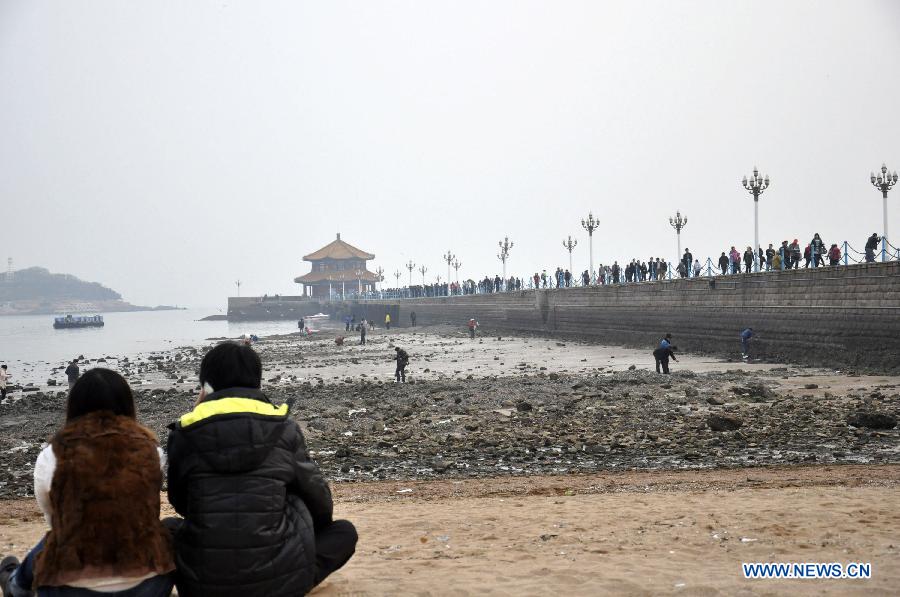 Tourists visit the Zhanqiao Pier in Qingdao, east China's Shandong Province, Nov. 8, 2012. The Zhanqiao Pier at the southern shore of Qingdao was built in 1892. It will receive an overhaul next spring. The 440-meter-long strip pier stretches into the sea and was the first wharf of Qingdao. (Xinhua/Huang Jiexian) 