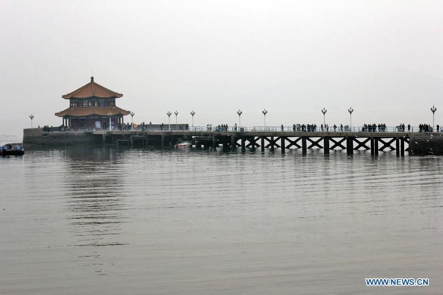 Tourists visit the Zhanqiao Pier in Qingdao, east China's Shandong Province, Nov. 8, 2012. The Zhanqiao Pier at the southern shore of Qingdao was built in 1892. It will receive an overhaul next spring. The 440-meter-long strip pier stretches into the sea and was the first wharf of Qingdao. (Xinhua/Huang Jiexian) 