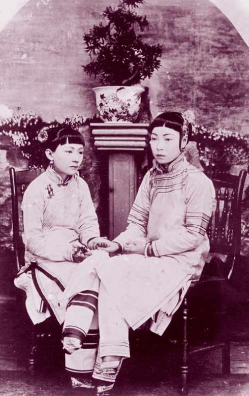Shanghai women in 1912: sisters (Photo/GMW.cn)