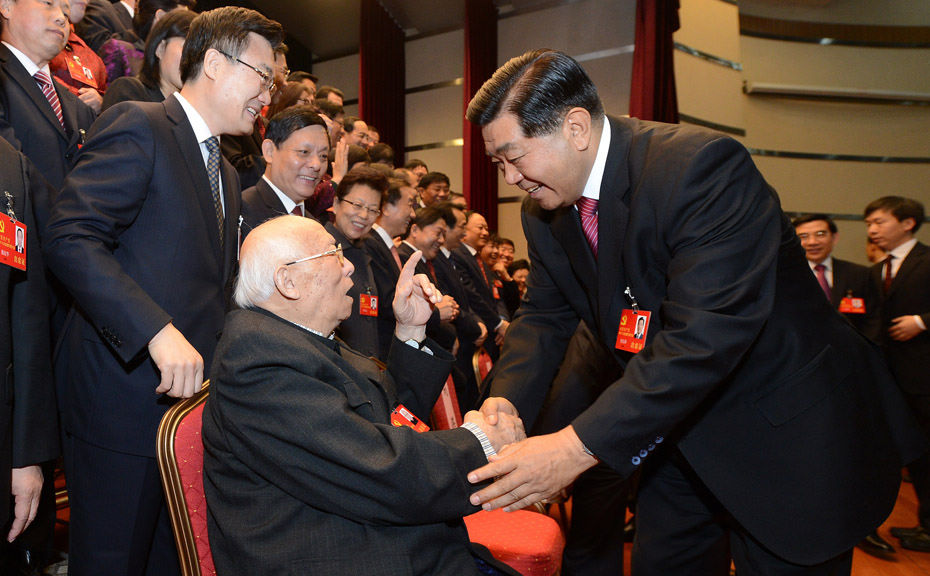 Jia Qinglin (R front), shakes hands with Jiao Ruoyu, the oldest delegate to the 18th National Congress of the Communist Party of China (CPC), as Jia joins a panel discussion with Beijing delegation, in Beijing, capital of China, Nov. 8, 2012. The 18th CPC National Congress was opened in Beijing on Thursday. (Xinhua/Liu Jiansheng)