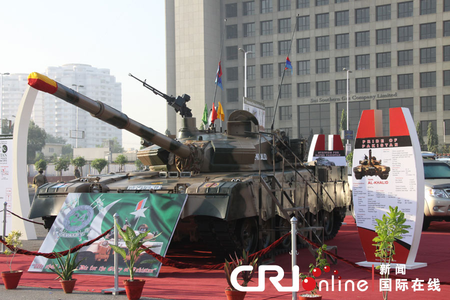 A total of 135 foreign and 74 Pakistani firms displayed their defence equipment and machinery in an international defence exhibition beginning in the country's port city of Karachi on November 7, 2012. (Photo/CRI)