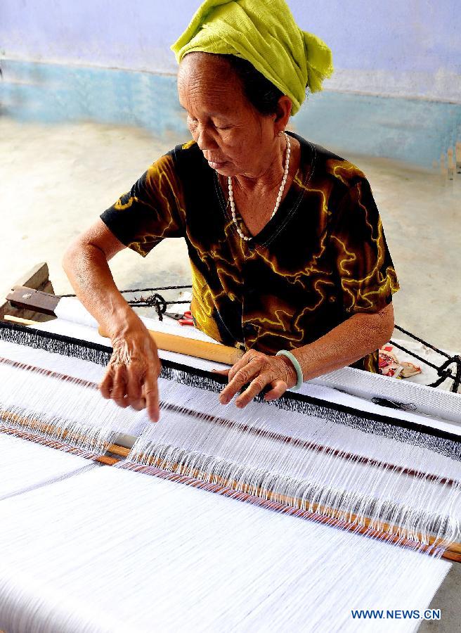 A Cham villager produces traditional brocades and traditional textile products at Ninh Phuoc District in Ninh Thuan province of south Vietnam, Nov. 9, 2012. Cham, a nationality of Vietnam, boasts for its ethnic style weaving products, which are commonly seen in tourism attractions in the country. (Xinhua/VNA)