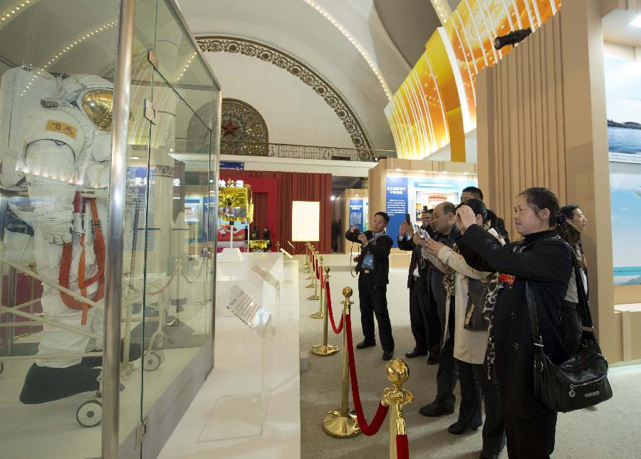 Delegates to the 18th National Congress of the Communist Party of China (CPC) visit a photo exhibition on achievements which China has gained under the leadership of the CPC, at Beijing Exhibition Center in Beijing, capital of China, Nov. 9, 2012. (Xinhua/Wang Ye) 