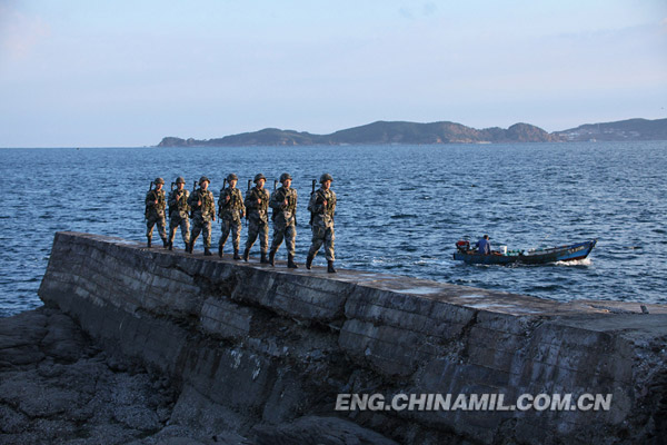 The officers and men of a coastal defense regiment under the Liaoning Provincial Military Command of the Chinese People’s Liberation Army (PLA) are patrolling along the coastline. (Source: Chinamil.com.cn/Ma Denggang)