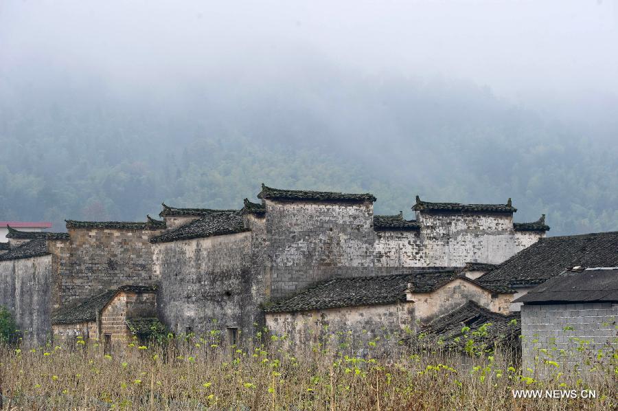 Photo taken on Nov. 10, 2012 shows ancient residential buildings near Tachuan scenic spot in the Huangshan Mountain area, east China's Anhui Province. The beautiful scenery of Huangshan Mountain in the early winter has attracted many tourists. (Xinhua/Guo Chen)