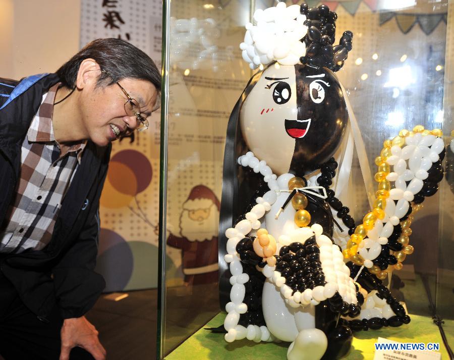 A visitor views a doll made up of balloons during the "BOOMBOOM" Balloon Doll Exhibition at the Puppetry Art Center of Taipei, southeast China's Taiwan, Nov. 9, 2012. (Xinhua/Wu Ching-teng) 