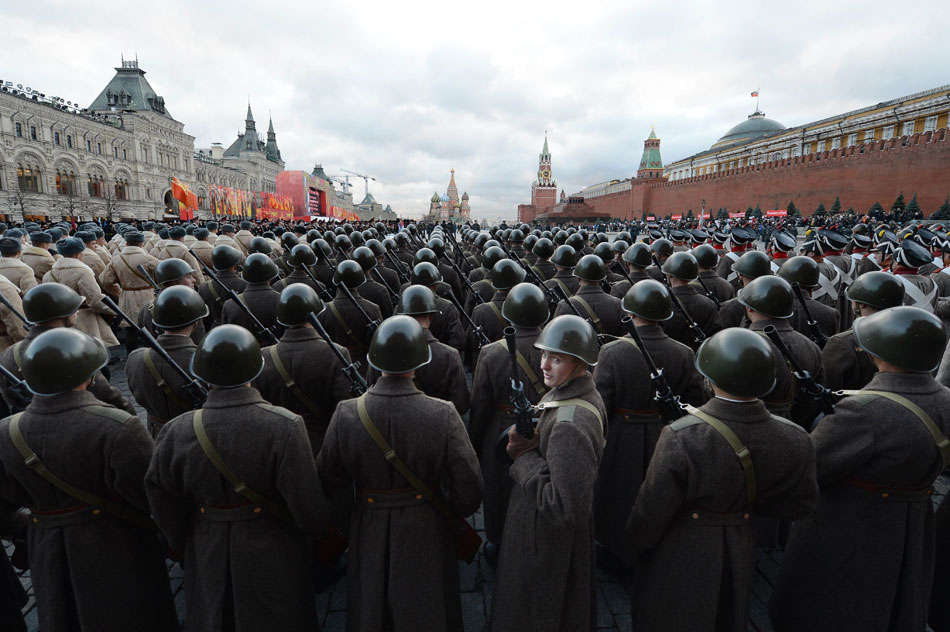 Russian soldiers take part in a military parade held on Nov. 7, 2012, to mark the 71st anniversary of a historical parade in 1941 when Soviet soldiers marched through the Red Square to fight against the Nazis during the Second World War.(Xinhua/AFP)