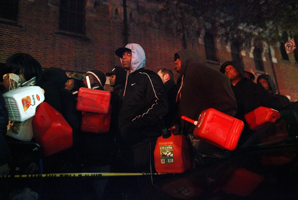People wait in line for free oil in Brooklyn, New York City, Nov. 3, 2012. The city fell into the oil shortage after super-storm Sand smashed into the U.S. Northeast. (Xinhua/AFP)
