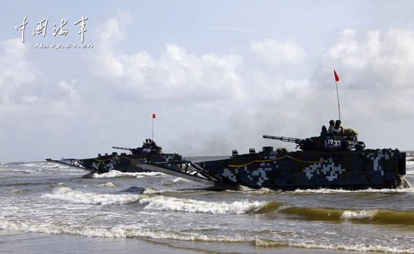 Recently, a marine brigade and a landing-ship unit under the South China Sea Fleet of the  Navy of the Chinese People’s Liberation Army （PLA）held a joint training on such subjects  as long-range maneuvering, seizing the beach for landing and so on, so as to all-roundly  uplift troops’ actual-combat capability.(Photo/ China Military Online) 