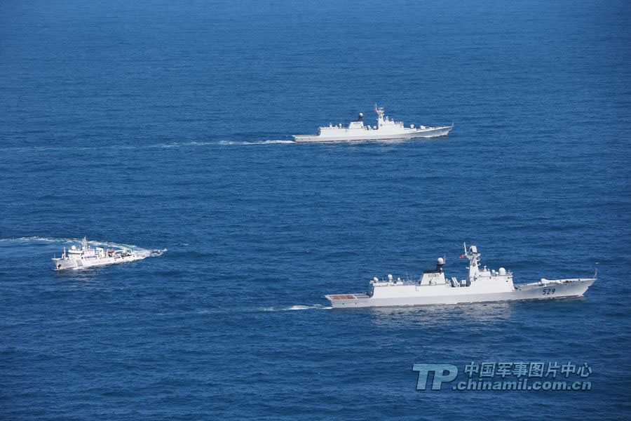 Chinese navy conducts a joint exercise in the East China Sea with the country's fishery administration and marine surveillance agency on October 19, 2012. The exercise is aimed at improving coordination between the navy and administrative patrol vessels and sharpening their response to emergencies in missions to safeguard territorial sovereignty and maritime interests.(Chinamil.com.cn/Zhang Zhe, Zhang Lei, Fang Lihua and Ju Zhenhua)