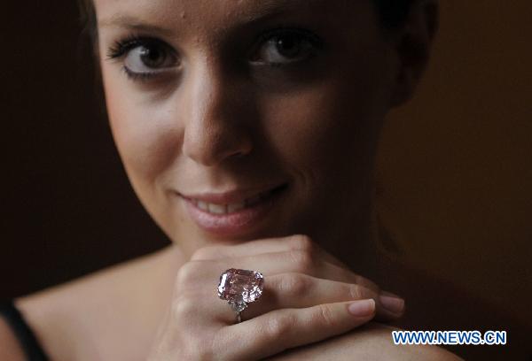A model displays a 24.78-carat Fancy Intense Pink Diamond that will be on Sothebys' auction of Magnificent Jewels on Nov. 16, 2010 during a press preview held in Hotel Beau Rivage, Geneva, Switzerland, Nov. 10, 2010. (Xinhua/Yu Yang)