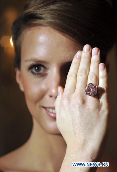 A model displays a 24.78-carat Fancy Intense Pink Diamond that will be on Sothebys' auction of Magnificent Jewels on Nov. 16, 2010 during a press preview held in Hotel Beau Rivage, Geneva, Switzerland, Nov. 10, 2010. (Xinhua/Yu Yang)