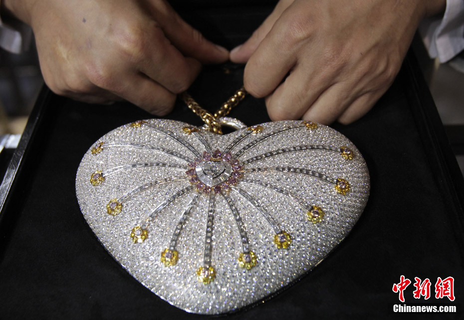 "The Mouawad 1001 Nights Diamond Purse" is seen on display in Doha, Feb 20,2011. The handbag incorporates 18 kt gold, 4,517 diamonds, weighs 381.92 carats and is valued at $3.8 million - setting the world record for the most expensive handbag, according the Guinness World Records. (Photo/Chinanews.com)