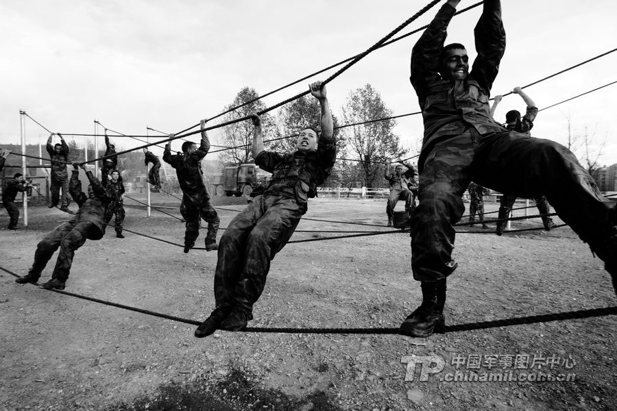 Photo shows the hard training of PLA. (Chinamil.com.cn/ Zhang Lei)