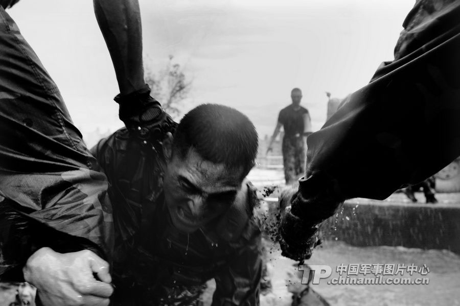 Photo shows the hard training of PLA. (Chinamil.com.cn/ Zhang Lei)