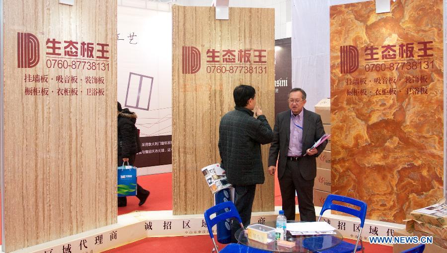 Visitors listen to the introduction of a latest ecological plate at the "2012 International Building Materials and Decoration Fair" in north China's Tianjin Municipality, Nov. 9, 2012. The fair, with the participation of more than 800 enterprises, opened here on Friday. (Xinhua/Wang Qingyan)