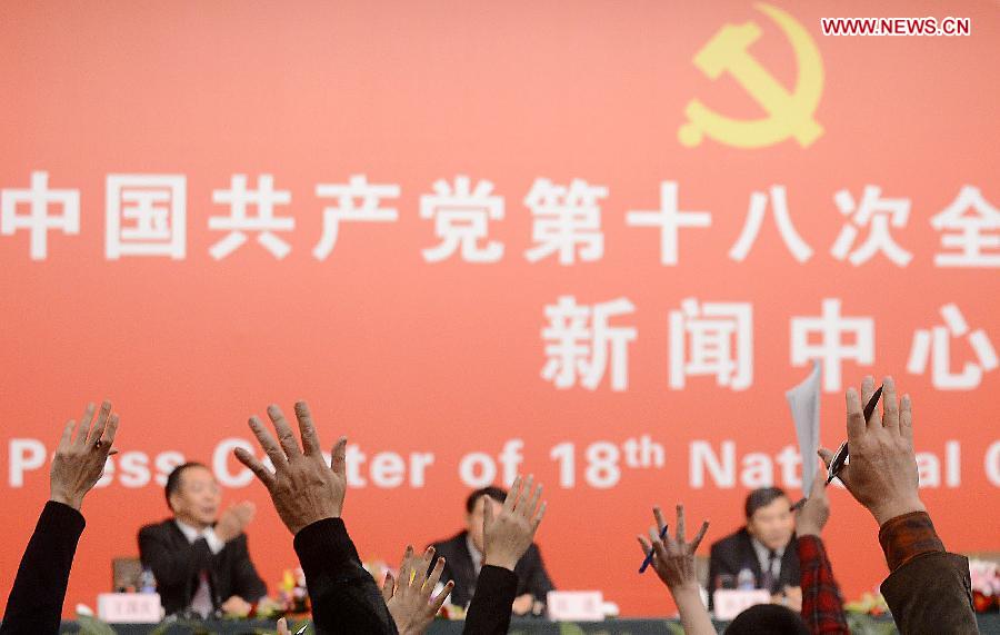 Journalists raise hands to ask questions at a press conference held by the press center of the National Congress of the CPC in Beijing, Nov. 11, 2012. (Xinhua/Jin Liangkuai)