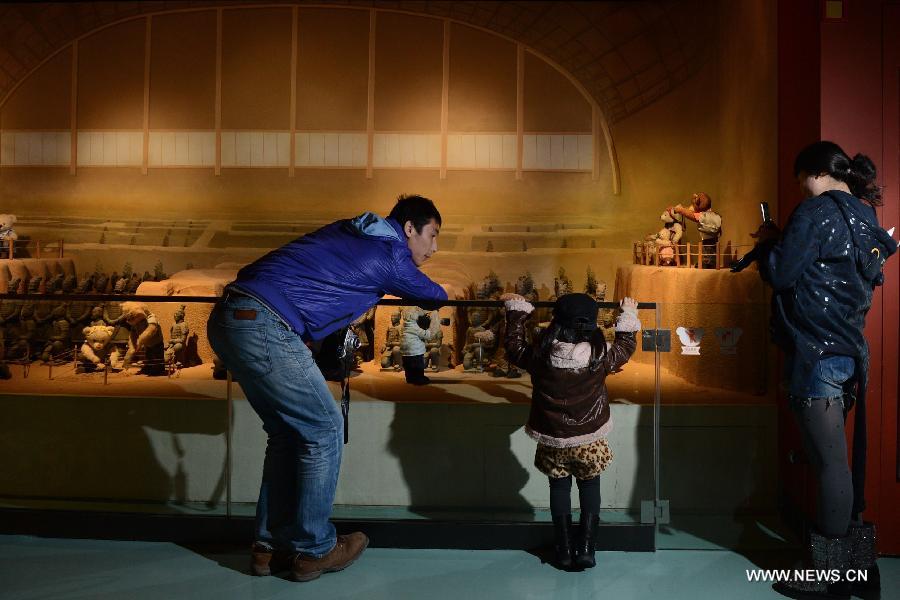 A family visits a Teddy Bear Museum in Chengdu, capital of southwest China's Sichuan Province, Nov. 11, 2012. (Xinhua/Jiang Hongjing) 