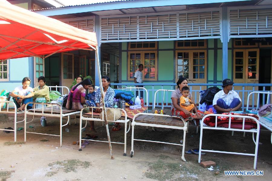 Patients rest in a hospital at Tabaitgine, Myanmar's quake epicenter, in Myanmar's Mandalay region, Nov. 11, 2012. A strong earthquake measuring 6.8 on the Richter scale struck Myanmar's northern Mandalay region Sunday morning, according to Nay Pyi Taw Hydrology and Meteorology Department. At least 6 people dead and 64 people injured in the earthquake. (Xinhua/Hou Baoqiang)