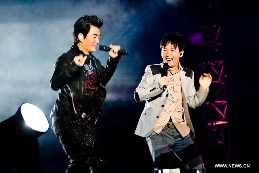 Singer Richie Ren (L) and Ah Niu sing at Rock Records 30th Anniversary Nanjing Concert in Nanjing, capital of east China's Jiangsu Province, Nov. 10, 2012. More than 50 singers performed at the concert. (Xinhua/Hei Songzi)  