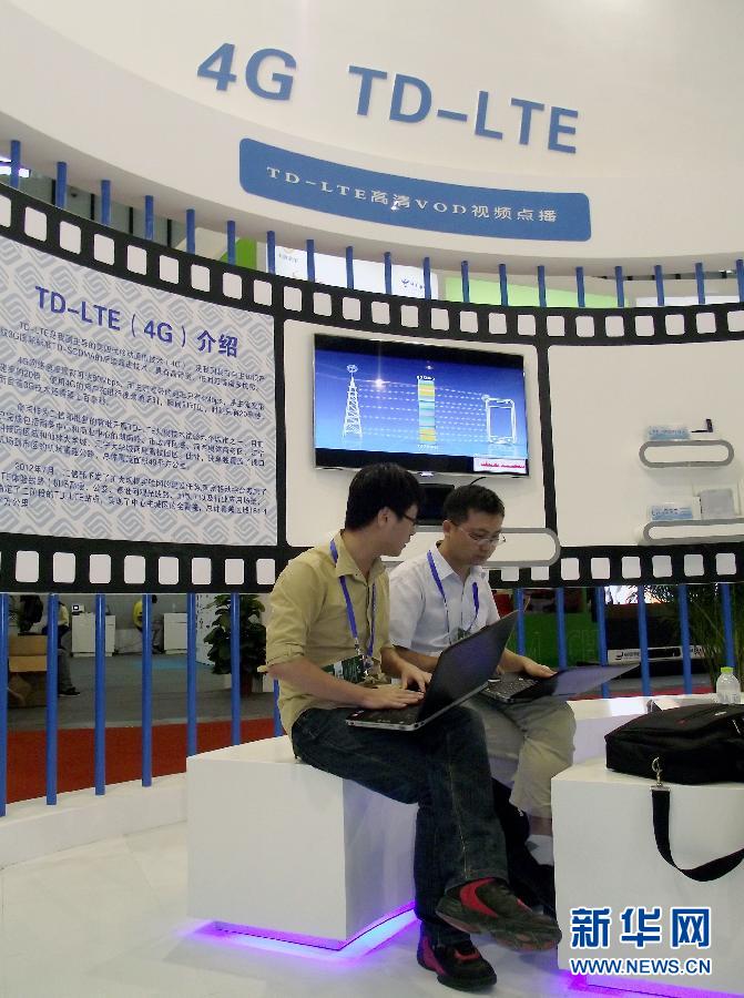 People experience high-definition video-on-demand service supported by China-developed TD-LTE (time division-long term evolution) technology at Nanjing Soft Expo, on Sept. 6, 2012. (Xinhua/Wang Qiming) 