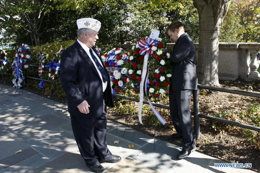 A U.S. veteran takes part in a wreath laying ceremony in honor of the veterans in front of the Tomb of the Unknowns at Arlington National Cemetery outside Washington D.C., capital of the United States, Nov. 11, 2012. (Xinhua/Fang Zhe)