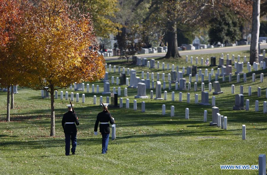 Two soldiers walk at the Tomb of the Unknowns at Arlington National Cemetery outside Washington D.C., capital of the United States, Nov. 11, 2012. A wreath laying ceremony in honor of the veterans was held in Arlington National Cemetery on Sunday. (Xinhua/Fang Zhe) 
