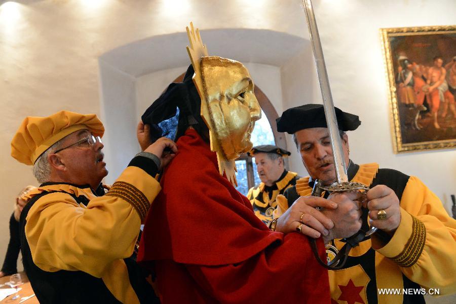 A contestant prepares before Gansabhauet in Sursee, Nov. 11, 2012. Gansabhauet (cutting down the goose from a rope) was held in the town of Sursee near Lucerne, central Switzerland on Sunday to celebrate the St. Martin's Day. (Xinhua/Wang Siwei)