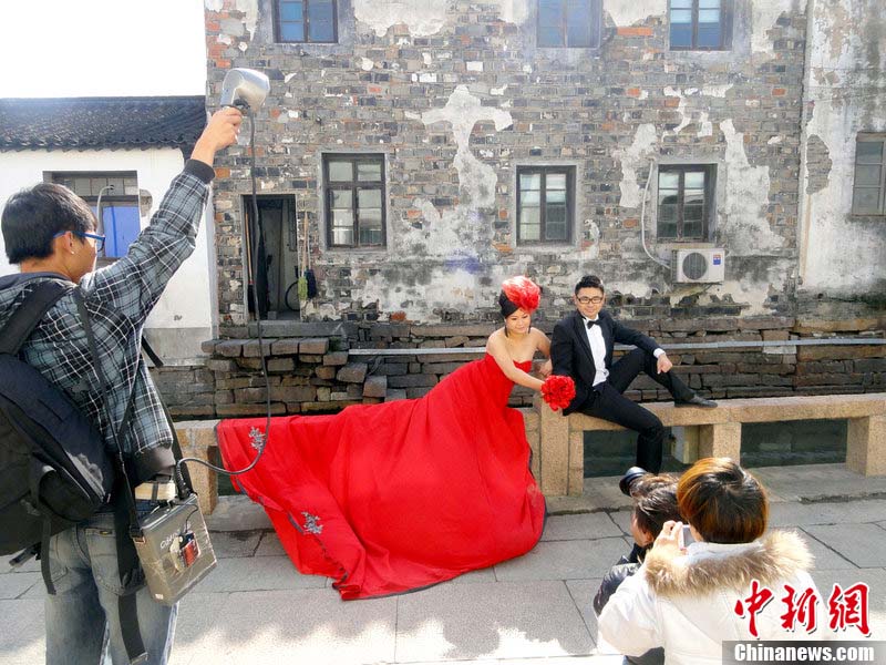 Many new couples in Suzhou choose to take wedding photos on Nov. 11, 2012.  (Chinanews.com/Wang Jiankang)