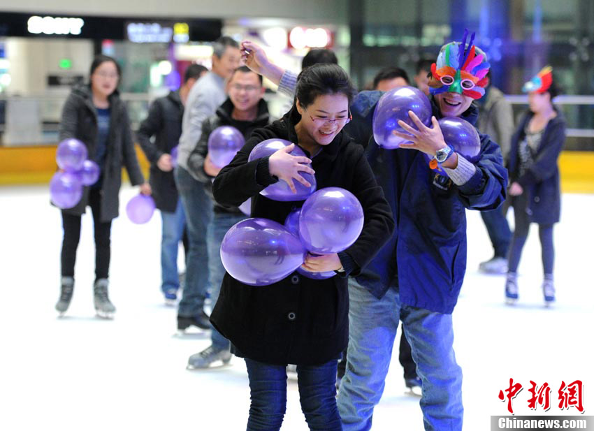 A special skating masquerade held in a shopping mall in Changchun on Nov. 11, 2012 attracts a lot of single men and women to participate in. The masquerade included some talent shows, interactive games and other links. (Chinanews.com/Zhang Yao) 