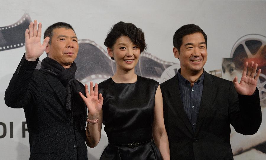 Chinese director Feng Xiaogang, actors Xu Fan and Zhang Guoli (from L to R) pose at the photo-call of the film "Back to 1942" at the 7th Rome Film Festival in Rome, capital of Italy, on Nov. 11, 2012. (Xinhua/Wang Qingqin)