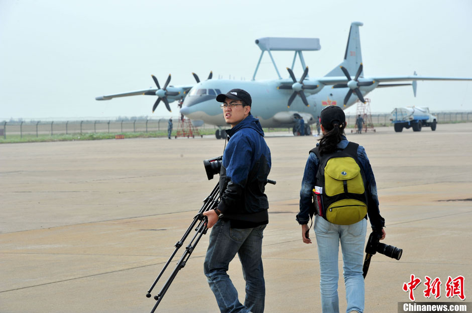 The aircraft exhibiting in the Airshow China 2012 are open to the press on Nov. 12, 2012, a day ahead of the opening. Fighter jets, including China’s J-10, Su-27 from Russia and JF-17 from Pakistan, have been poised for the public demonstration. (Chinanews.com/Chen Wen)
