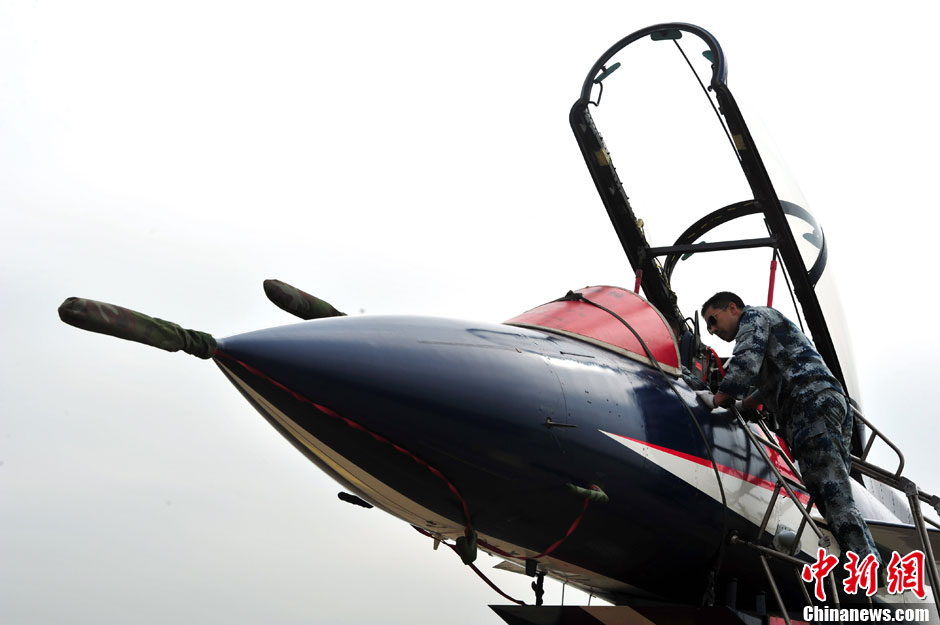 The aircraft exhibiting in the Airshow China 2012 are open to the press on Nov. 12, 2012, a day ahead of the opening. Fighter jets, including China’s J-10, Su-27 from Russia and JF-17 from Pakistan, have been poised for the public demonstration. (Chinanews.com/Chen Wen)