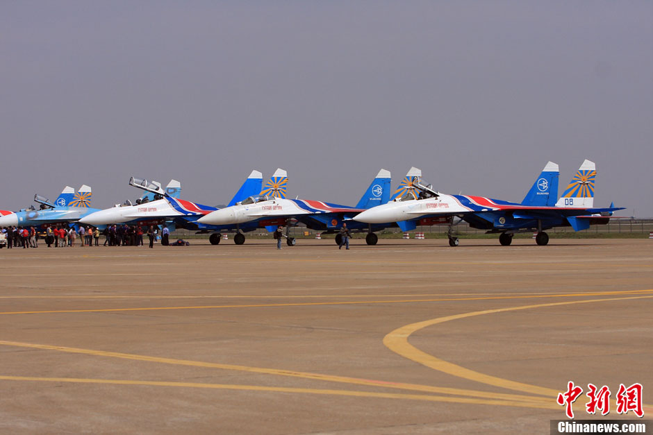 More than 600 exhibitors are gearing up for the Airshow China 2012, which is set to run from Nov. 13 to Nov. 18. It’s estimated that around 50 of 114 aircraft in exhibition will give demonstration flights and the aerobatic flights will take place during the last three days of the airshow. (Photo/Chinanews.com)