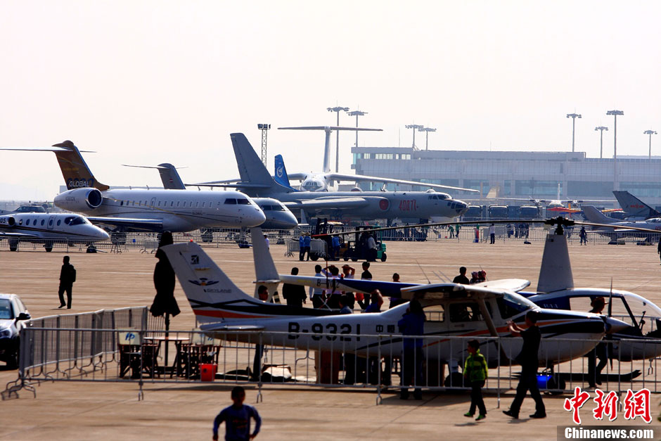 More than 600 exhibitors are gearing up for the Airshow China 2012, which is set to run from Nov. 13 to Nov. 18. It’s estimated that around 50 of 114 aircraft in exhibition will give demonstration flights and the aerobatic flights will take place during the last three days of the airshow. (Photo/Chinanews.com)