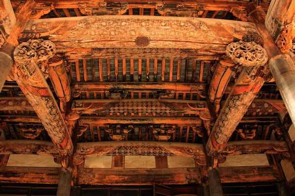 Incredibly detailed ceiling beams of a building in Chengkan. (CRIENGLISH.com/William Wang)